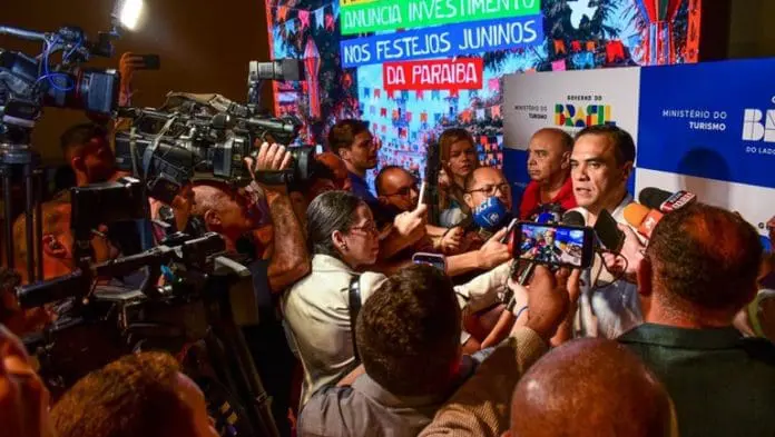 Ministro Gustavo Feliciano anuncia a destinação de mais de R$ 45 milhões para festejos juninos em 72 cidades da Paraíba. Crédito: Rizemberg Felipe/MTur Festas Juninas