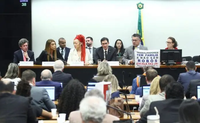 Reunião da Comissão Especial sobre o Fim da Escala 6x1 (PEC 221/19) Crédito: Vinicius Loures/Câmara dos Deputados Reunião da Comissão Especial sobre o Fim da Escala 6x1 (PEC 221/19) Crédito: Vinicius Loures/Câmara dos Deputados