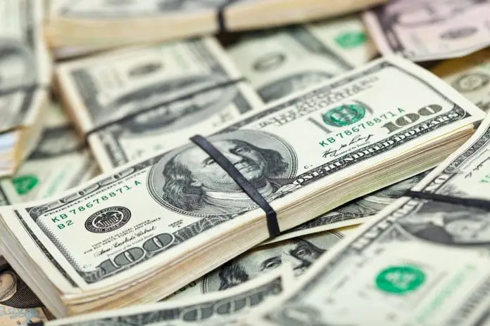 dólar recua