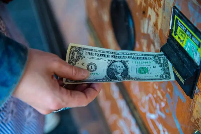 Movimentação do dólar reforça atenção do mercado financeiro sobre impactos geopolíticos e perspectivas para juros globais. Crédito: Ekaterina Belinskaya/pexels