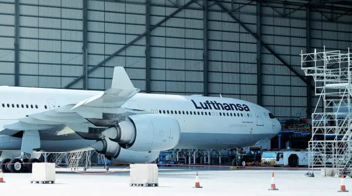 Lufthansa avalia escalas técnicas para reabastecimento diante da crise global do combustível e risco de escassez na Europa.