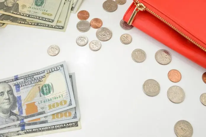 Mercado financeiro acompanha oscilações do dólar diante das tensões geopolíticas envolvendo Estados Unidos e Irã. Crédito: Katie Harp/pexels