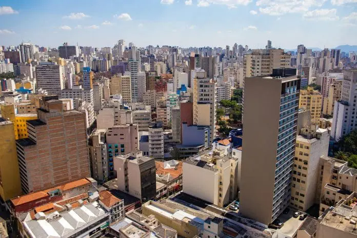 Decisão do STJ reforça debate sobre hospedagem temporária e uso residencial em condomínios urbanos brasileiros. Crédito: Pedro Jackson/pexels