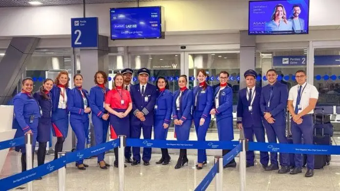 Tripulação do voo Fortaleza-Miami da LATAM e equipe da companhia no aeroporto de Fortaleza Crédito: Divulgação/Latam