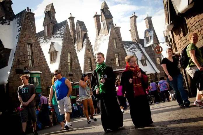 A arquitetura, a neve permanente e os detalhes cenográficos ajudam a transportar os visitantes para o universo de Harry Potter. Crédito: Divulgação/Universal Orlando Resort