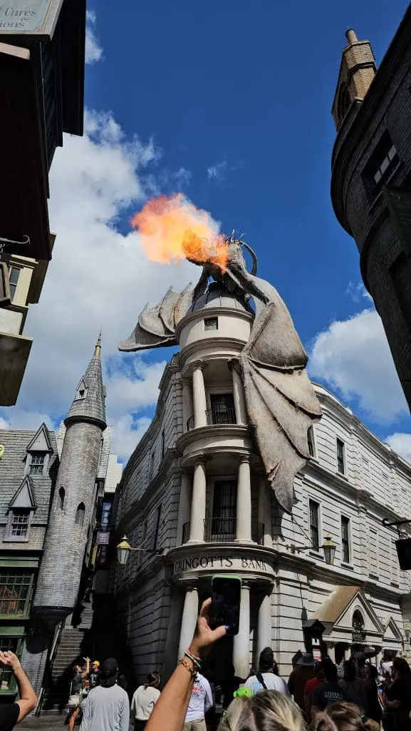 Dragão sobre o Banco Gringotts protagoniza um dos momentos mais aguardados do Beco Diagonal. Crédito: Kamilla Alves/Brasilturis