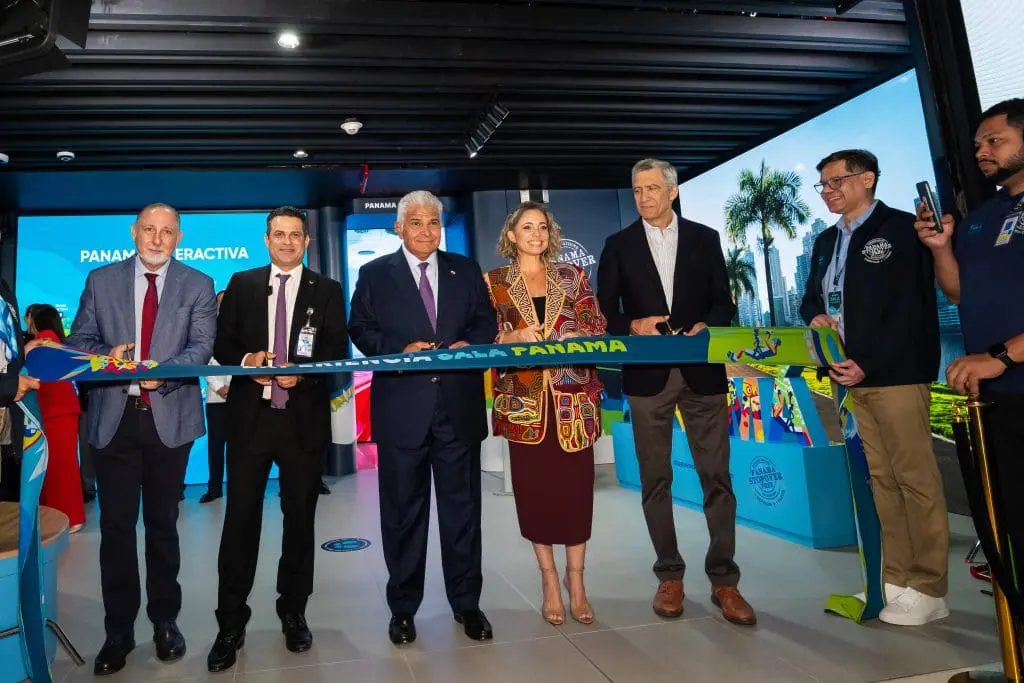 Da esquerda para a direita: Salomón Shamah, diretor-geral da Promtur  Panamá; José Ruiz Blanco, gerente geral do Aeroporto Internacional de Tocumen; José Raúl Mulino, presidente do Panamá; Gloria De León, administradora da Autoridade de Turismo do Panamá; e Pedro Heilbron, presidente-executivo da Copa Airlines; durante o lançamento da Sala Panamá