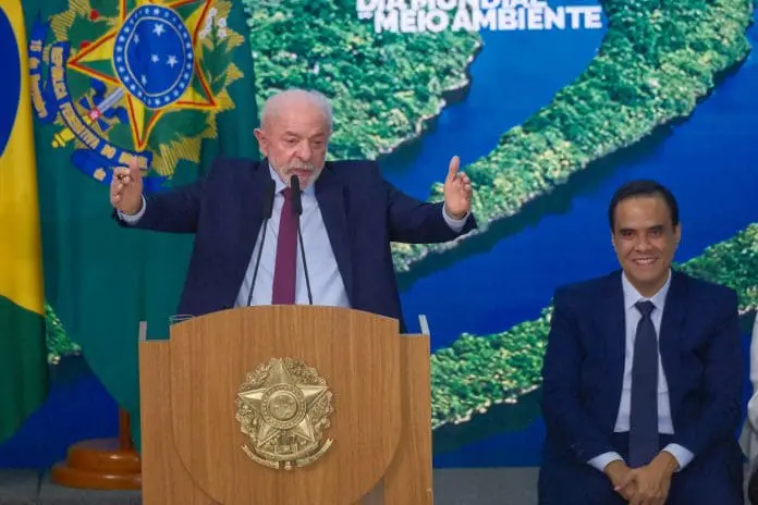 Presidente Lula e o ministro Gustavo Feliciano durante anúncio do decreto que cria o Sistema Nacional de Trilhas. Crédito: Diego Herculano/MTur Presidente Lula e o ministro Gustavo Feliciano durante anúncio do decreto que cria o Sistema Nacional de Trilhas. Crédito: Diego Herculano/MTur