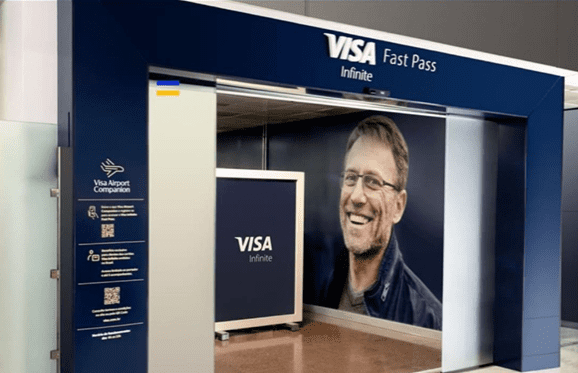 Novo Visa Fast Track permite reservar acesso prioritário às filas de segurança em mais de 230 aeroportos pelo mundo. Crédito: Divulgação/Visa