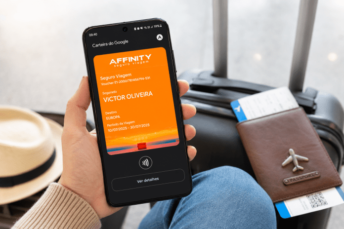 Novo recurso permite armazenar o bilhete do seguro viagem diretamente na carteira digital do celular. Crédito: Divulgação/Affinity Seguro Viagem Novo recurso permite armazenar o bilhete do seguro viagem diretamente na carteira digital do celular. Crédito: Divulgação/Affinity Seguro Viagem