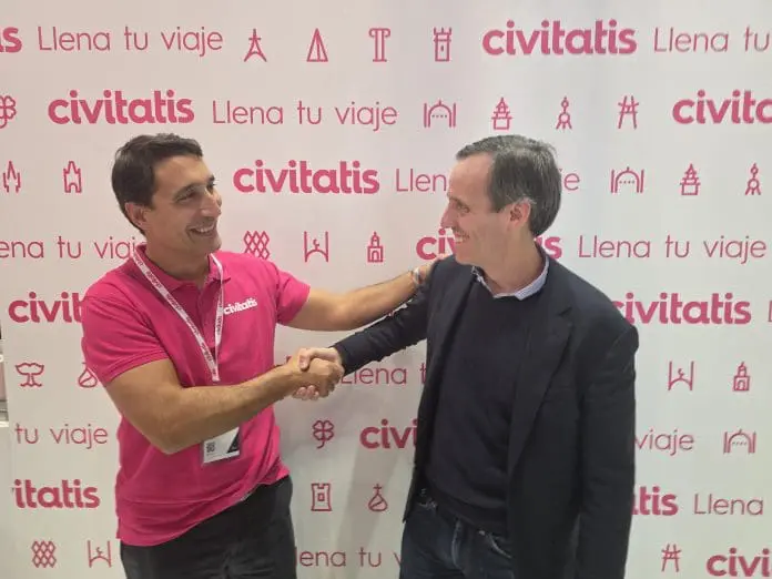 Executivos da Civitatis e da Decolar celebram parceria global para ampliar a oferta de experiências turísticas aos viajantes. Crédito: Divulgação/Decolar