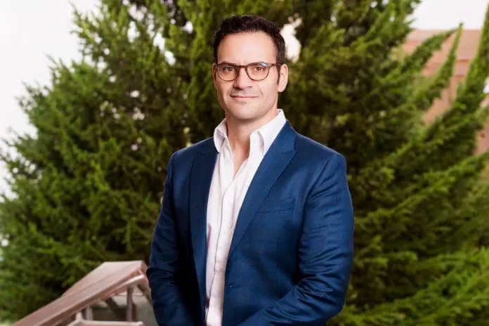 Raphael Linares assume a vice-presidência de Frota e Jurídico da Azul após trajetória marcada por gestão de ativos e reestruturação.