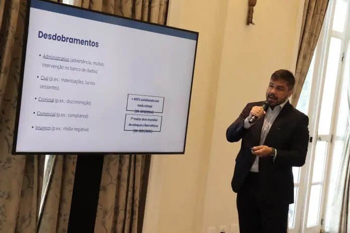 Cadu Coelho trouxe ao A-List Talks reflexões sobre LGPD e segurança digital, mostrando como pequenas ações podem ajudar agências de viagens a reduzir riscos e proteger informações de clientes. Crédito: Felipe Lima/Brasilturis