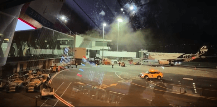 Incêndio no Aeroporto de Wellington foi registrado por volta das 19h15 no horário local. Crédito: Reprodução/X via @Video_Forensics Incêndio no Aeroporto de Wellington foi registrado por volta das 19h15 no horário local. Crédito: Reprodução/X via @Video_Forensics