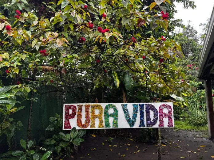 Placas, pinturas e esculturas com 'Pura Vida' podem ser encontradas ao redor de todo o país. Crédito: Maurício Herschander/ Brasilturis Placas, pinturas e esculturas com 'Pura Vida' podem ser encontradas ao redor de todo o país. Crédito: Maurício Herschander/ Brasilturis