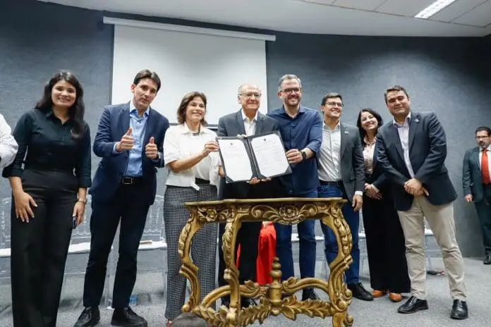 Autoridades anunciam investimentos em infraestrutura e renovação da gestão do Porto do Recife durante cerimônia na capital pernambucana. Crédito: Eduardo Oliveira/MPor Autoridades anunciam investimentos em infraestrutura e renovação da gestão do Porto do Recife durante cerimônia na capital pernambucana. Crédito: Eduardo Oliveira/MPor