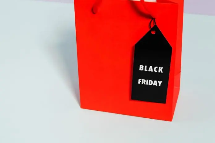Crédito: kaboompics/pexels black friday