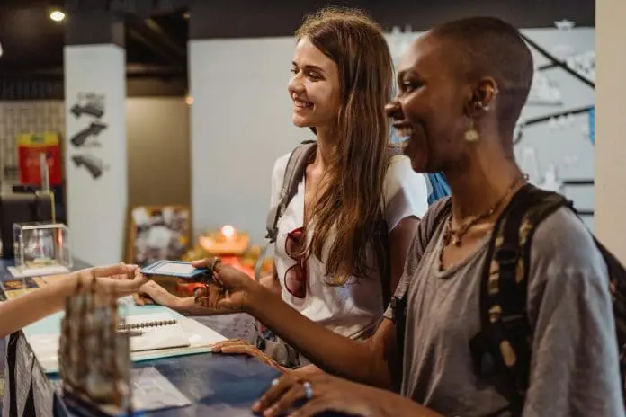 Nomad amplia atuação internacional com lançamento de carteira em euro para viajantes brasileiros. Crédito: Ketut Subiyanto/pexels