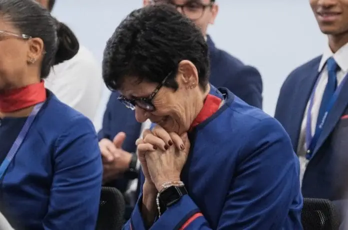 Beatriz Alvarino comemora a conclusão do curso de formação de comissários de voo da Latam, em 2024 Crédito: Arquivo pessoal/Beatriz Alvarino