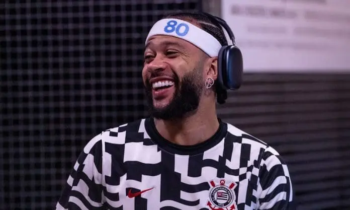Memphis Depay participa de campanha que marca os 80 anos de operação da KLM no mercado brasileiro. Crédito: Rodrigo Coca/KLM