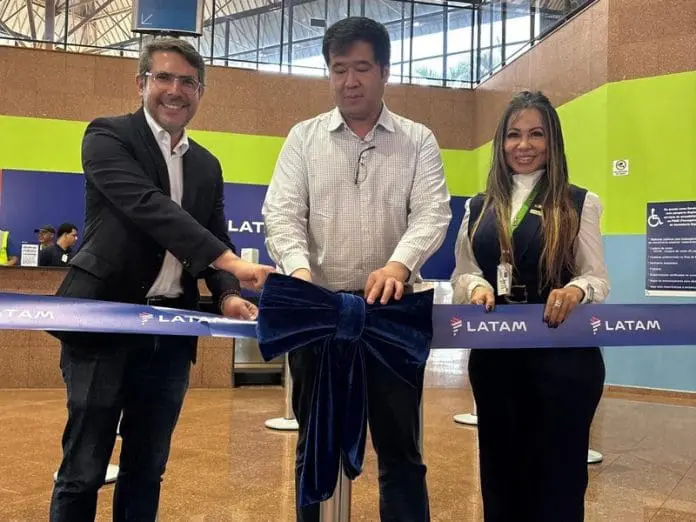 Marcus Campos (Latam Brasil), Carlos Hirata (Socicam) e Aline Resende (Aeroporto de Caldas Novas) no corte de faixa inaugural da rota São Paulo-Caldas Novas da Latam. Crédito: Divulgação/Latam