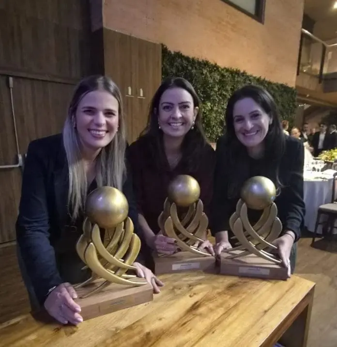 Ana Carolina Rocha, Aline Mafra, diretora de Vendas e Marketing da Latam Brasil; e Camila Belinelli, Gerente Sênior de Canal de Vendas da Latam Brasil recebem os prêmios. Crédito: Divulgação/Latam