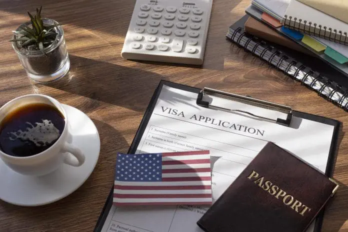 Novo programa permitirá acelerar o agendamento de entrevistas para vistos de turismo e negócios nos Estados Unidos. Crédito: Freepik