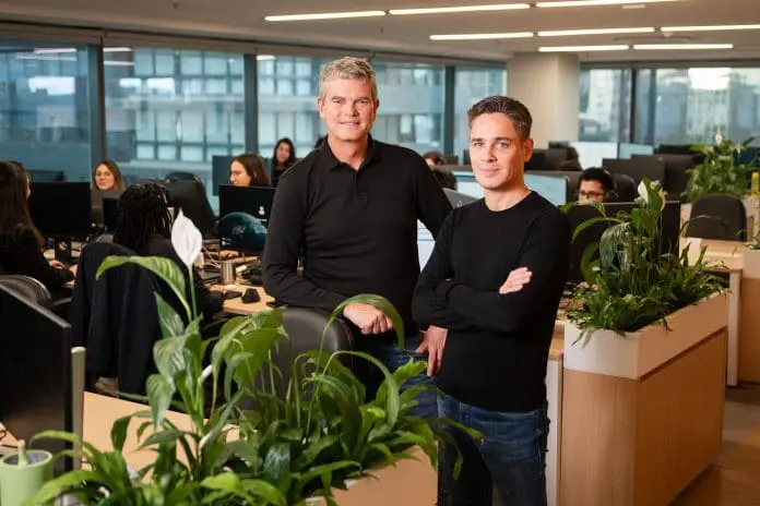 Ralf Germer, CEO e cofundador da PagBrasil, ao lado de Cristian Porflitt, CEO da VirtualPOS; Crédito: DIvulgação/PagBrasil Ralf Germer, CEO e cofundador da PagBrasil, ao lado de Cristian Porflitt, CEO da VirtualPOS; Crédito: DIvulgação/PagBrasil