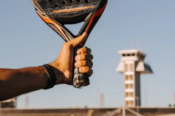 Arena de padel instalada no Aeroporto de Brasília funcionará até outubro com programação esportiva aberta ao público. Crédito: Divulgação/Inframerica