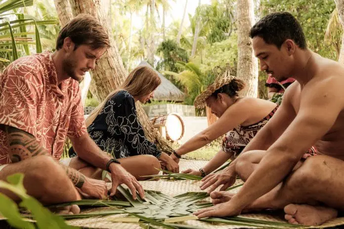The Brando celebra a cultura polinésia durante o Heiva i Tahiti e a cerimônia Umu Ti
