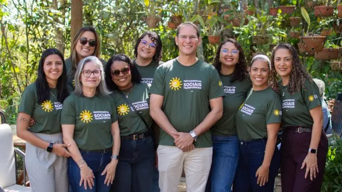 Claudio Roberto (diretor IB) no centro, e da esquerda para direta: Kallyne Castro, Nubia Carrijo, Danyelle Amaral , Kezia Lopes, Thaise Souto, Ana Caroline Rodrigues, Leandra Santos e Roberta Abreu, todos da equipe técnica do Instituto Bancorbrás. Crédito: Divulgação/IB
