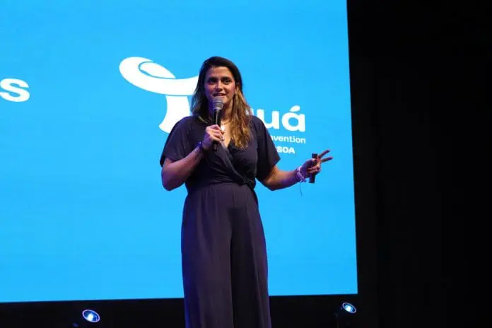 Giulliana Mesquita, diretora da Azul Viagens, apresentou os resultados da Azul Viagens durante coletiva em João Pessoa. Crédito: Kamilla Alves/Brasilturis