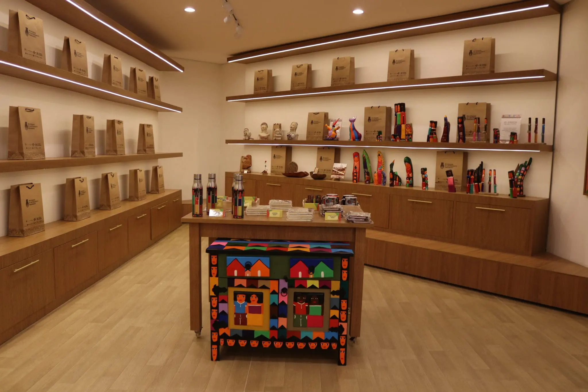 Loja tem espaço dedicado a artesãos locais; no momento, peças do artista Guariguazi estão disponíveis para venda Crédito: Kamilla Alves/Brasilturis