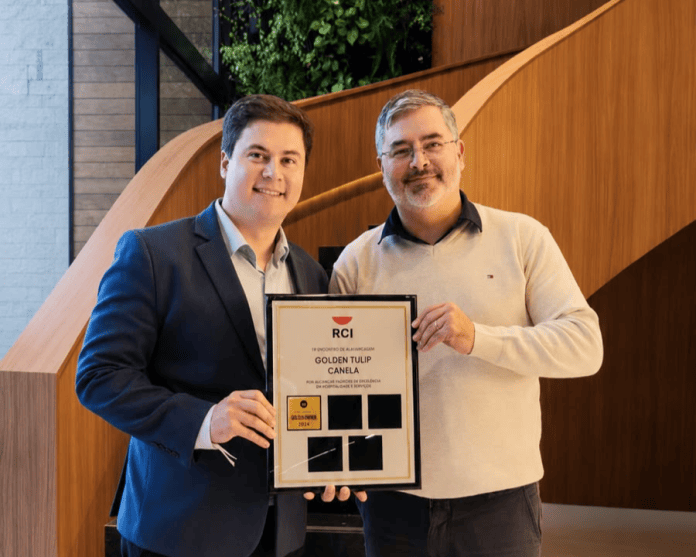 Julio Silveira, head comercial da Schwanck Empreendimentos e Maurício Oliveira, gerente-geral do empreendimento. Crédito: DivulgaçãoLivá Hotéis & Resorts