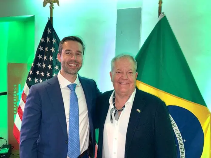 Michael Godley, novo cônsul comercial dos Estados Unidos, e DT Minich, CEO da Experience Kissimmee, destacaram a importância do mercado brasileiro para o turismo norte-americano. Crédito: Felipe Lima/Brasilturis