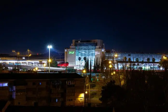 Filas, atrasos e confusão marcam imigração no aeroporto de Lisboa após adoção do novo sistema europeu de passaportes. Filas, atrasos e confusão marcam imigração no aeroporto de Lisboa após adoção do novo sistema europeu de passaportes.