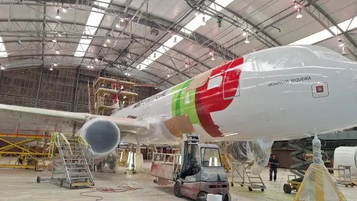 Tap adota tecnologia de pintura mais leve que pode poupar 428 toneladas de combustível e reduzir emissões de CO2 por ano.