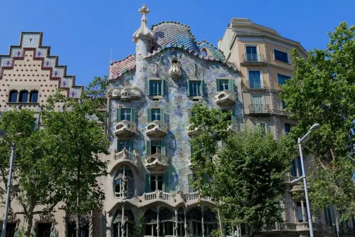 Casa Batlló inaugura visitação ao terceiro andar restaurado e disponibiliza espaços históricos para eventos em Barcelona.