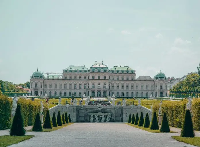 Viena eleva taxa turística para 5% sobre hospedagem e prevê novo aumento em 2027, apesar das críticas do setor.