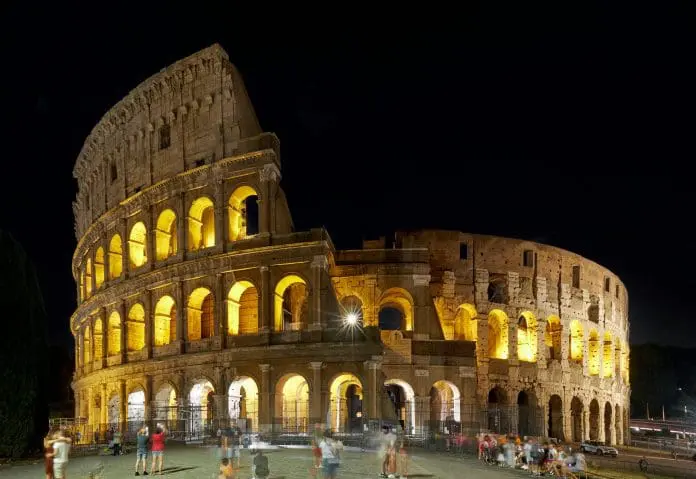 Coliseu retoma visitas noturnas em Roma com roteiro por áreas exclusivas e grupos reduzidos de visitantes. Crédito: Nitin Pouniker/ Unsplash