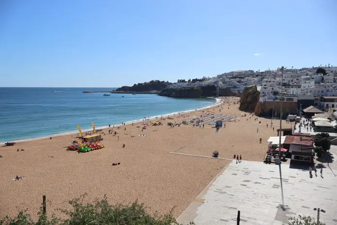 Diversos destinos europeus ampliaram restrições e multas para preservar praias e organizar o fluxo de visitantes. Crédito: Carel Voorhorst/pexels Diversos destinos europeus ampliaram restrições e multas para preservar praias e organizar o fluxo de visitantes. Crédito: Carel Voorhorst/pexels
