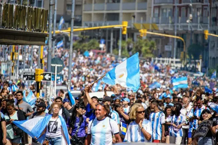 Voos especiais da Aerolíneas Argentinas para a final da Copa do Mundo esgotaram poucas horas após o início das vendas. Crédito: Gaby Lopez/Pexels