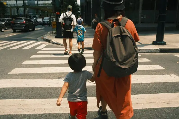 Pais e responsáveis devem verificar a documentação antes de viagens nacionais e internacionais com menores. Crédito: Grace/Pexels