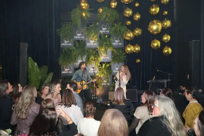 Abav-RS comemora 65 anos com evento em Porto Alegre, homenagens ao trade e discursos sobre o fortalecimento do turismo gaúcho.