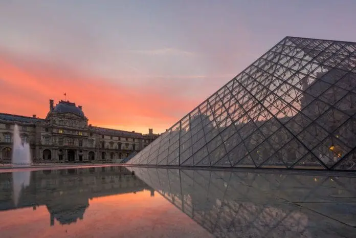 Entrada para o Museu do Louvre sem filas é um dos 10 passeios mais reservados por brasileiros para Julho Crédito: Divulgação/Civitatis