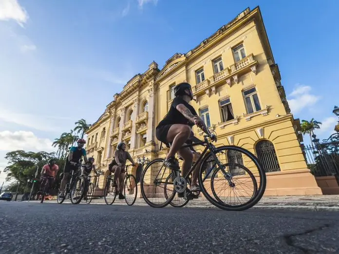Dadosfera destaca avanço de destinos brasileiros em ranking global e projeta alta do turismo de negócios no País em 2026. Dadosfera destaca avanço de destinos brasileiros em ranking global e projeta alta do turismo de negócios no País em 2026.