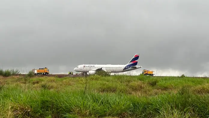 Avião da Latam ultrapassa pista durante pouso em Cascavel; ninguém ficou ferido e voo de retorno a Guarulhos foi cancelado. Crédito; Reprodução/ catve