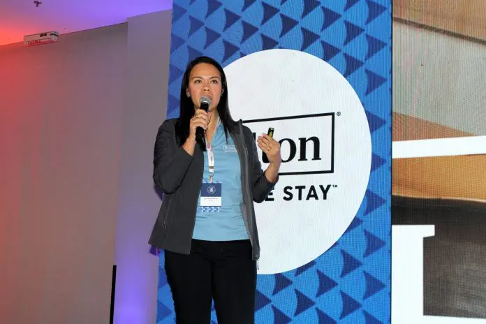 Beatriz Barbosa, gerente de Vendas da Hilton, destrinchou os diferenciais das unidades hoteleiras Hilton HotelDO campanha de vendas