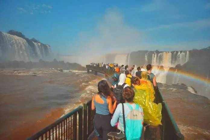 Parque Nacional do Iguaçu registra maior visitação mensal da história, com 263 mil turistas e alta de 20% em julho.