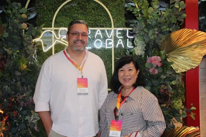 Alexandre Mesquita e Leila Minatogawa, da Travel Global. Crédito: Maurício Herschander/ Brasilturis